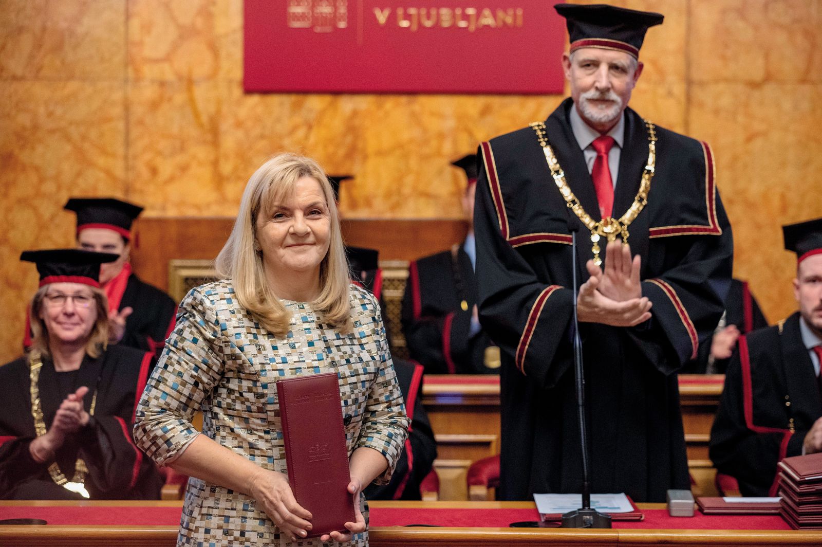 Irena Mlinarič Raščan lani ob prejemu zlate plakete Univerze v Ljubljani, ki se podeljuje profesorjem za izjemne znanstvene, pedagoške in umetniške uspehe. Morda je bila to uvertura v volilno kampanjo, nagrajence namreč predlagajo fakultete (sedanji rektor Gregor Majdič med stoječimi ovacijami).