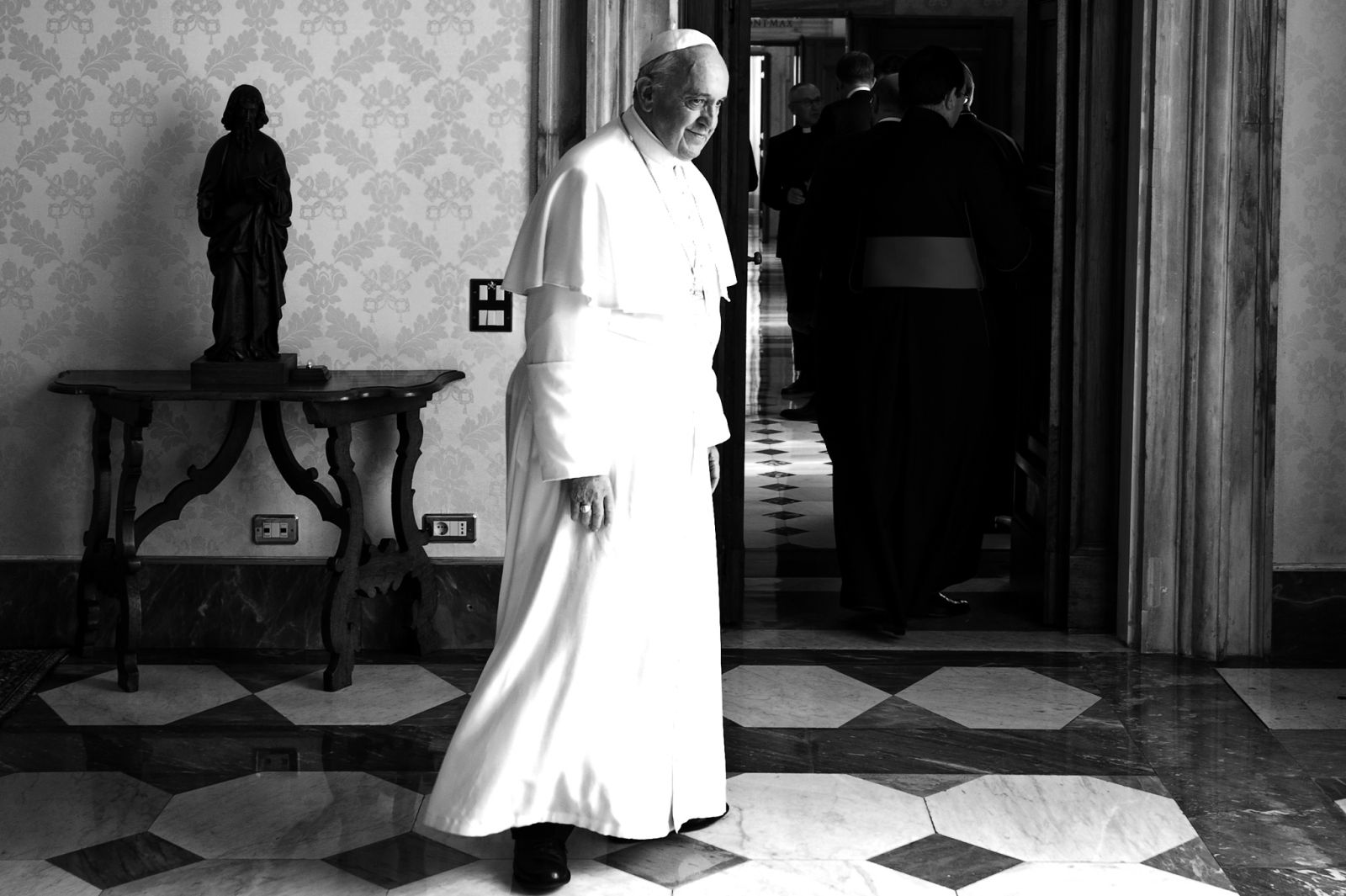 Umrl je papež Frančišek