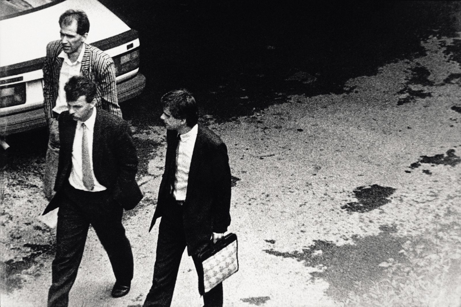 Legendarna fotografija aretacije Janeza Janše, ki jo mediji SDS pogosto objavljajo kot dokaz neomajnosti svojega vodje. Tudi Janez Janša jo je objavil v svojih knjigah. Njen avtor, mojster fotografije Tone Stojko, pri 78 letih že 16 let zaman čaka na dodatek k pokojnini za zaslužne umetnike. Če bi bil novi zakon sprejet, bi po vsej verjetnosti lahko prišel do tega dodatka. Dobil je nagrado Prešernovega sklada in nekaj mednarodnih nagrad.