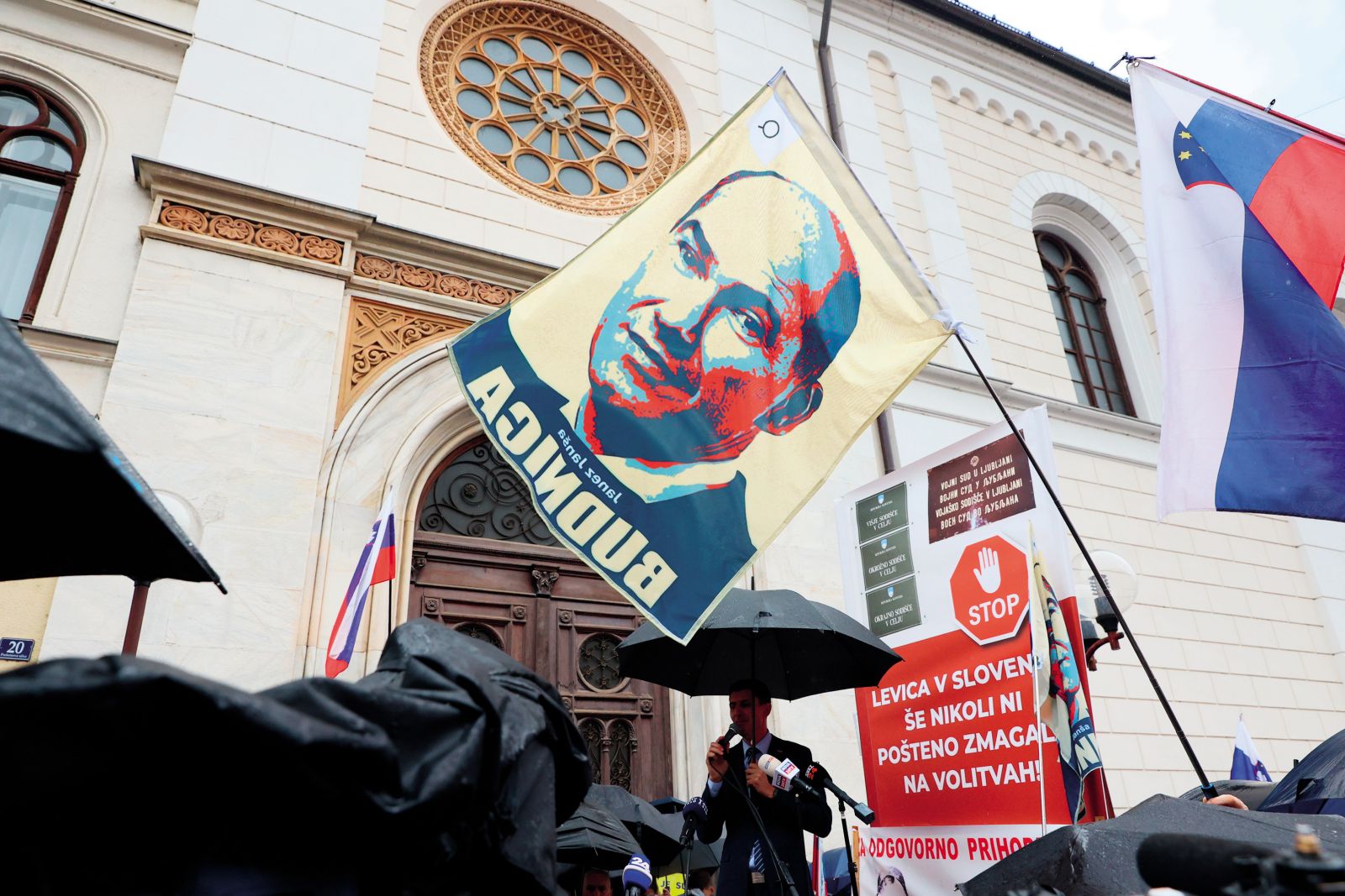 Shod privržencev Janeza Janše pred celjskim sodiščem, kjer je potekala obravnava v zadevi Trenta | Andraž Purg