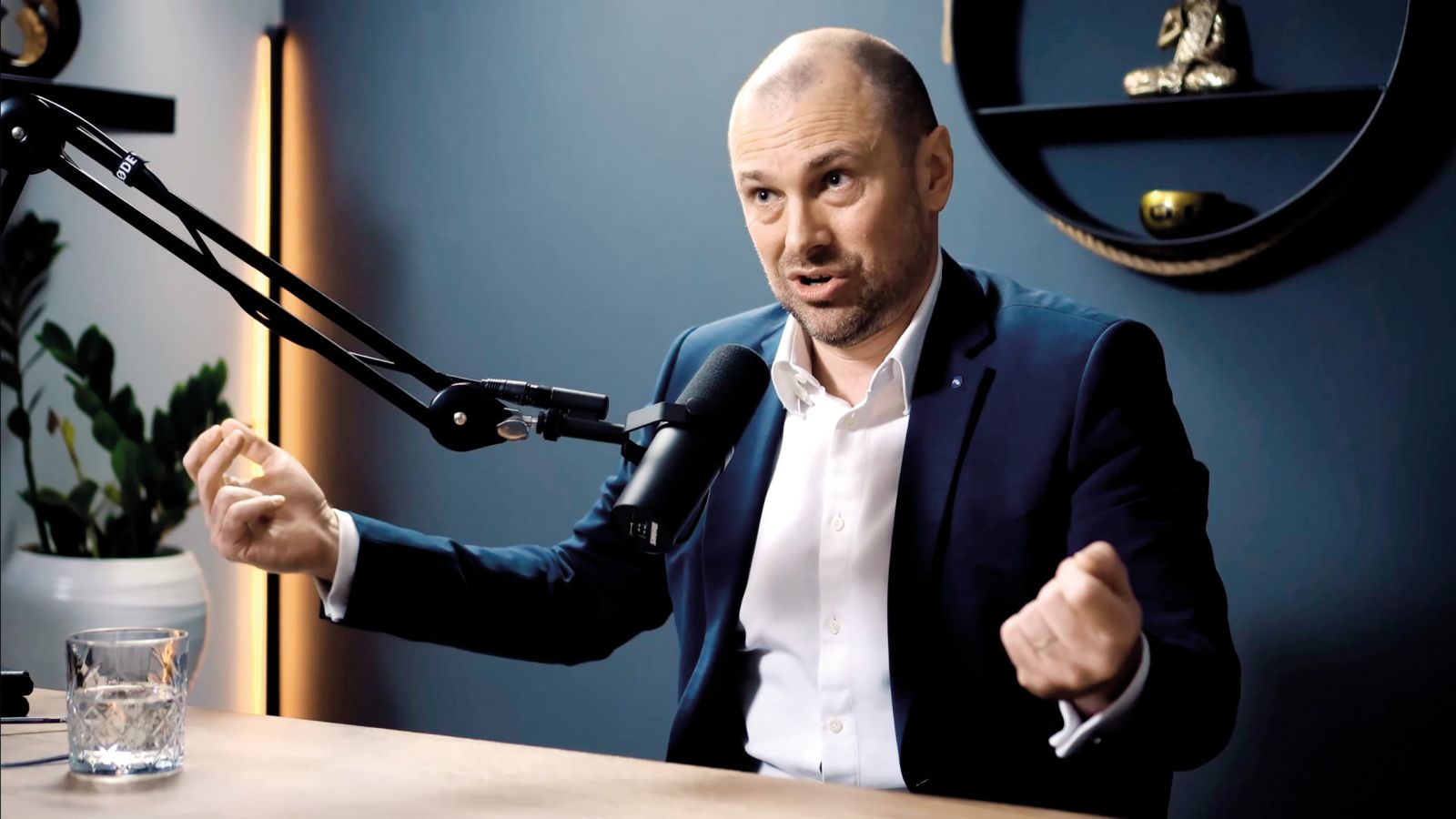 Blaž Brodnjak, predsednik uprave NLB med snemanjem podkasta Aidea 