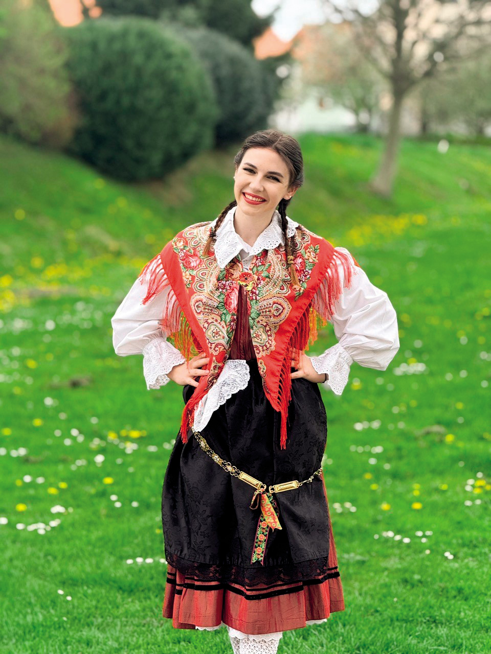 Mlada domoljubka, »normalna punca, ki pove na glas« in (še nedavno) članica SDS v narodni noši. Kot je zapisala na omrežju X, je sodelovala v oddaji Polka in majolka v Hočah. 