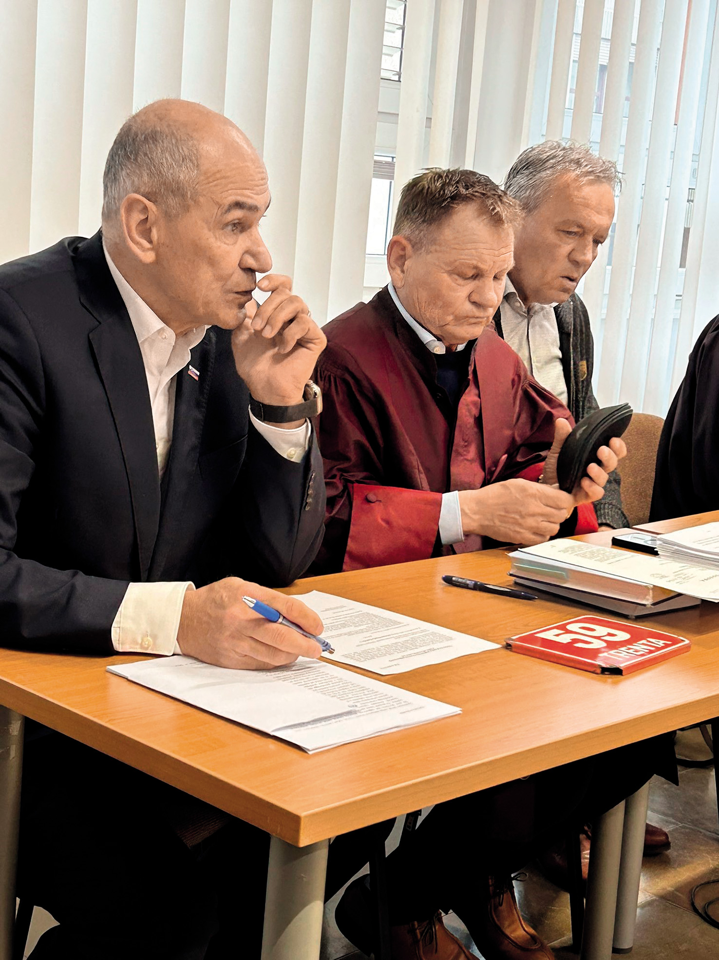 Janez Janša s hišno številko Trenta 59 in njegov zagovornik Franci Matoz na zadnji obravnavi
