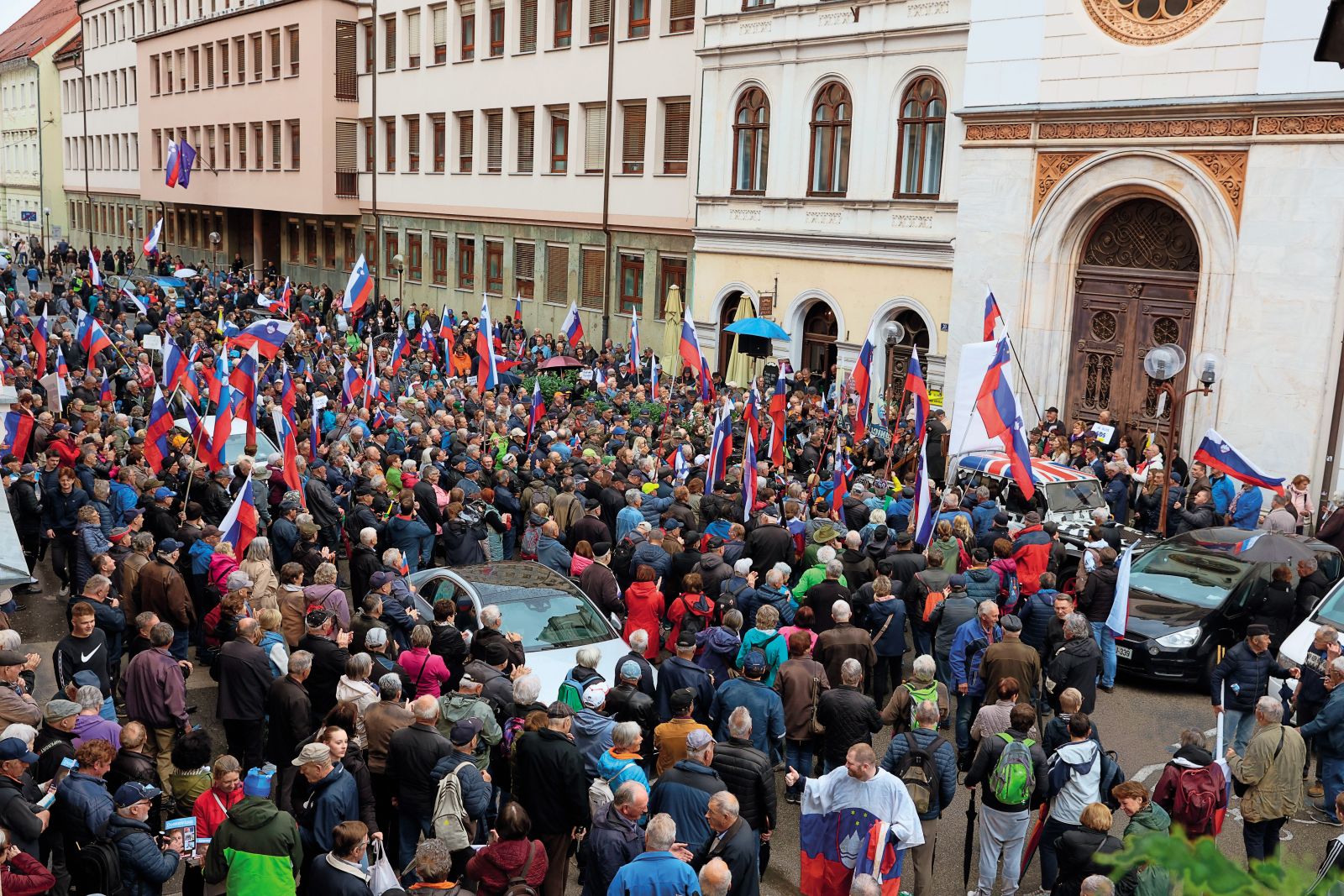 Množica Janševih podpornikov večinoma v častitljivih letih je dolgo vztrajala pred celjskim sodiščem, a jih večina tam ni zdržala do poznopopoldanskega zaključka obravnave.