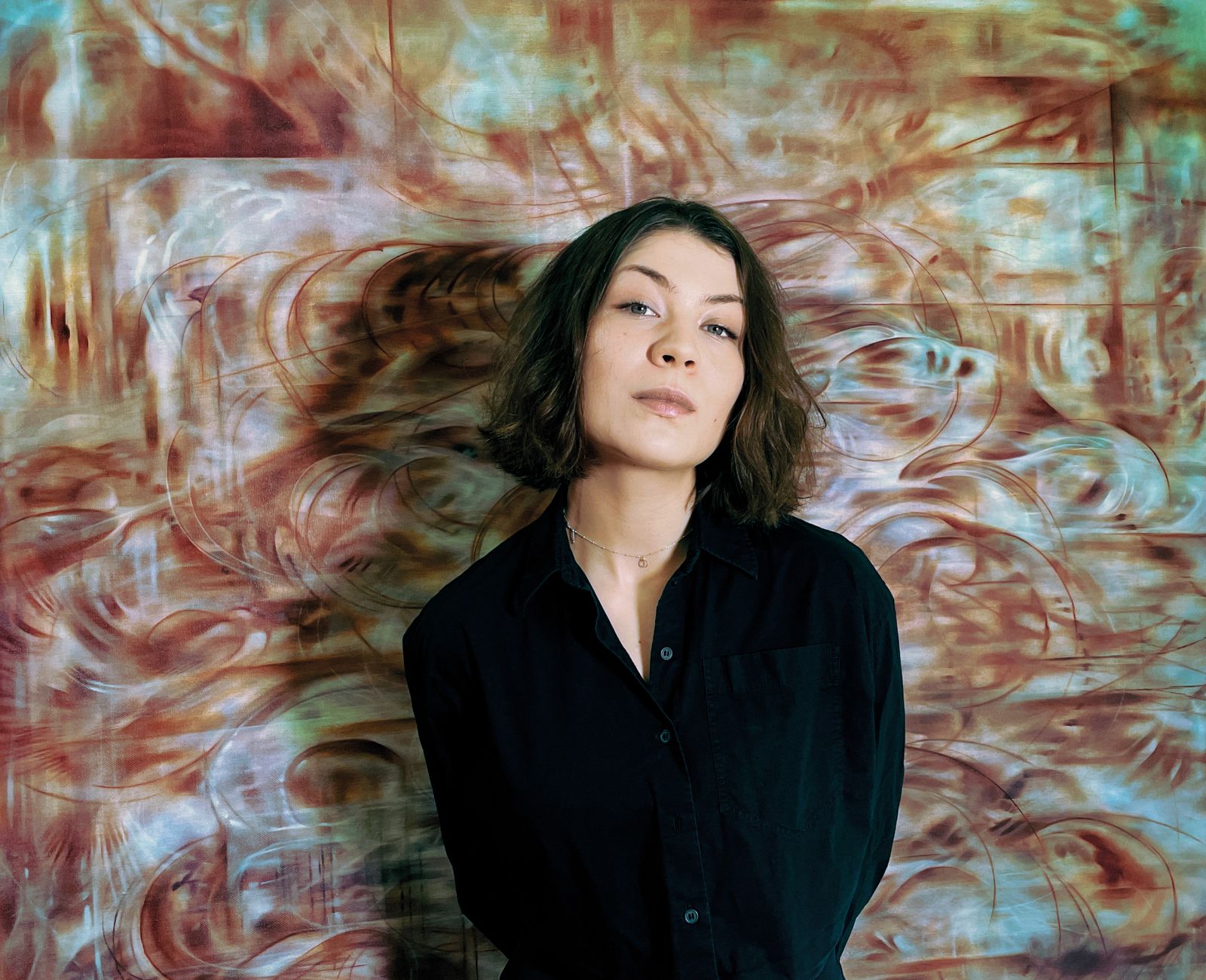 Katarina Caserman je svoj dom našla v Londonu, kjer je po študiju slikarstva v Ljubljani šolanje nadaljevala na Royal College of Art. Od takrat je uspešno vpeta v mednarodni umetniški trg, njene slike pa so nove lastnike našle po vsem svetu.