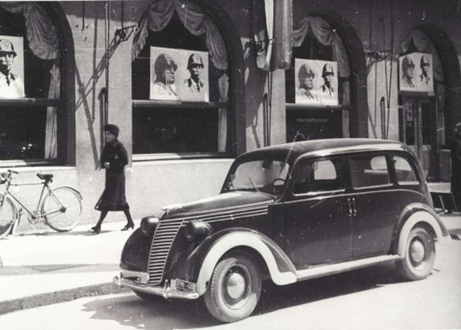 Plakati s podobama italijanskega kralja in fašističnega diktatorja na oknih kavarne Evropa 6. maja 1941
