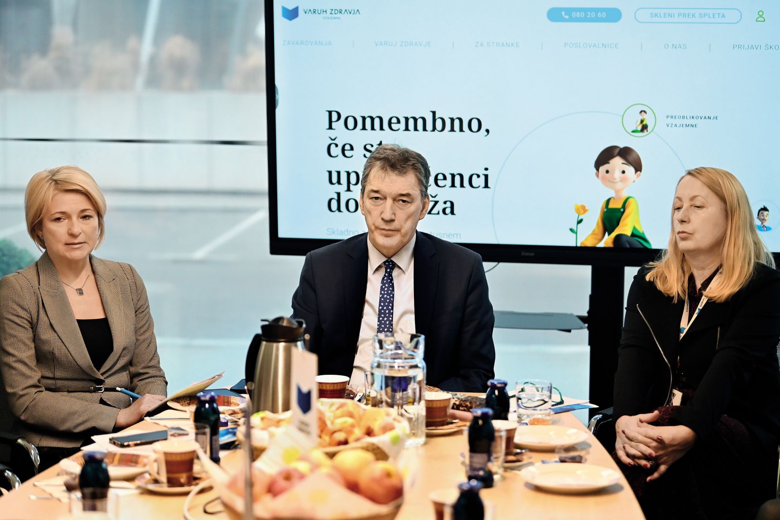Člani uprave Vzajemne, na levi Petra Mezgec, na sredini predsednik uprave Matija Šenk, na desni pa Alja Markovič Čas; februarja na predstavitvi poteka privatizacije zavarovalnice