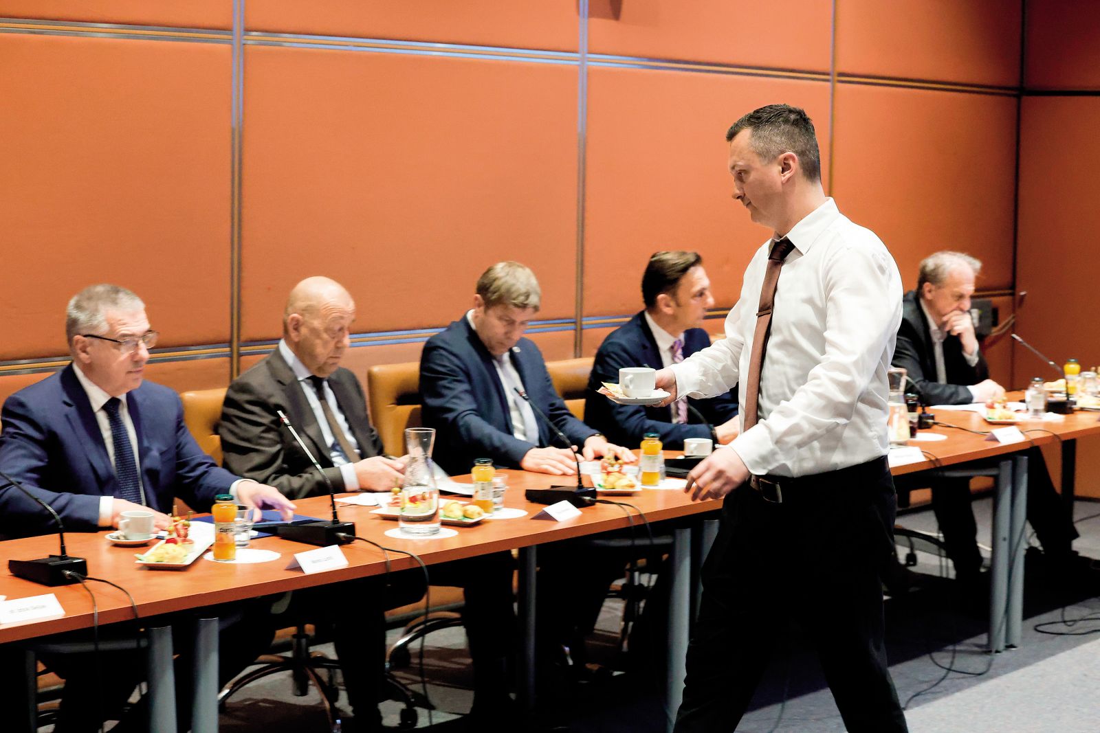 »Socialna kapica je potrebna razmisleka, nujna pa sta davčna razbremenitev v vseh pogledih in odlog uveljavitve zakona o dolgotrajni oskrbi za eno leto,« je v torek zahteve gospodarstva strnil predsednik GZS Tibor Šimonka (drugi z leve). Ob njem levo Marko Lotrič v imenu Združenja delodajalcev obrti in podjetnikov, Blaž Cvar iz OZS, skrajno desno pa še Ivan Simič v imenu Davčno svetovalne zbornice.