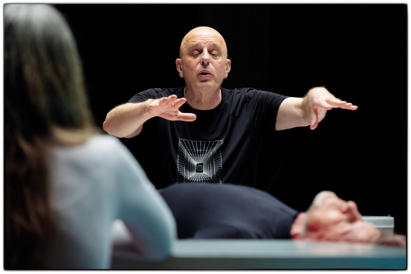 Dragan Živadinov (1960), soustanovitelj umetniškega gibanja NSK, idejni konstruktor stilne formacije retrogardizma in oče postgravitacijske umetnosti. 