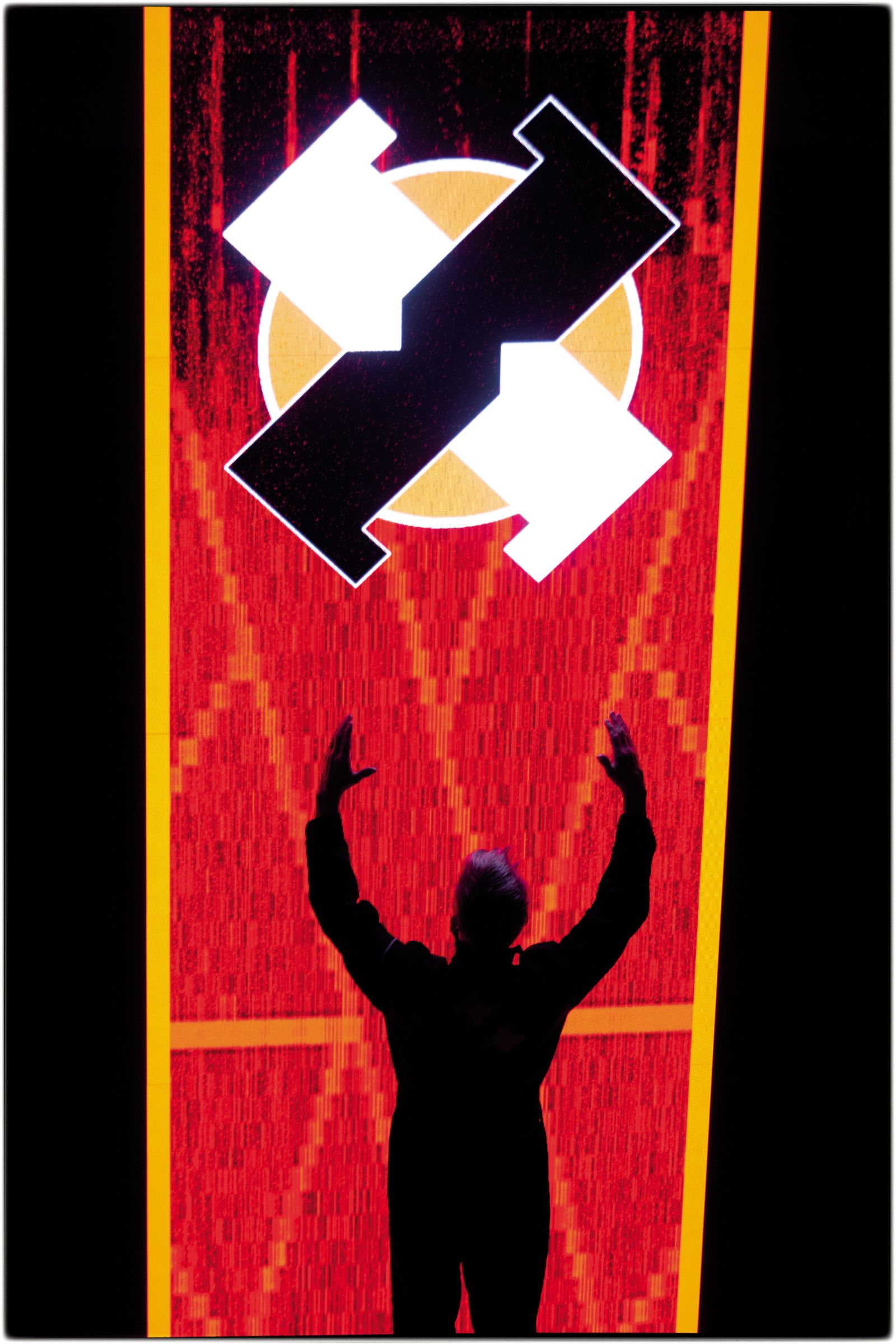 Predstava Noordung: 1995–2045 je fascinantna že zaradi svoje scenografije, ki jo podpisuje soavtorica projekta Dunja Zupančič, in videoprojekcij, ki so delo Gregorja Mesca. 