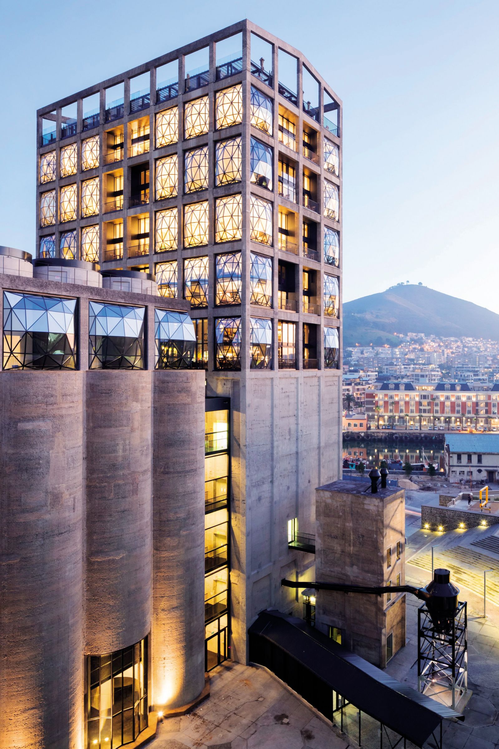 V Cape Townu so opuščeni silos za žito preobrazili v muzej sodobne umetnosti z osupljivo vstopno dvorano, zgornja nadstropja pa zaseda luksuzni hotel.