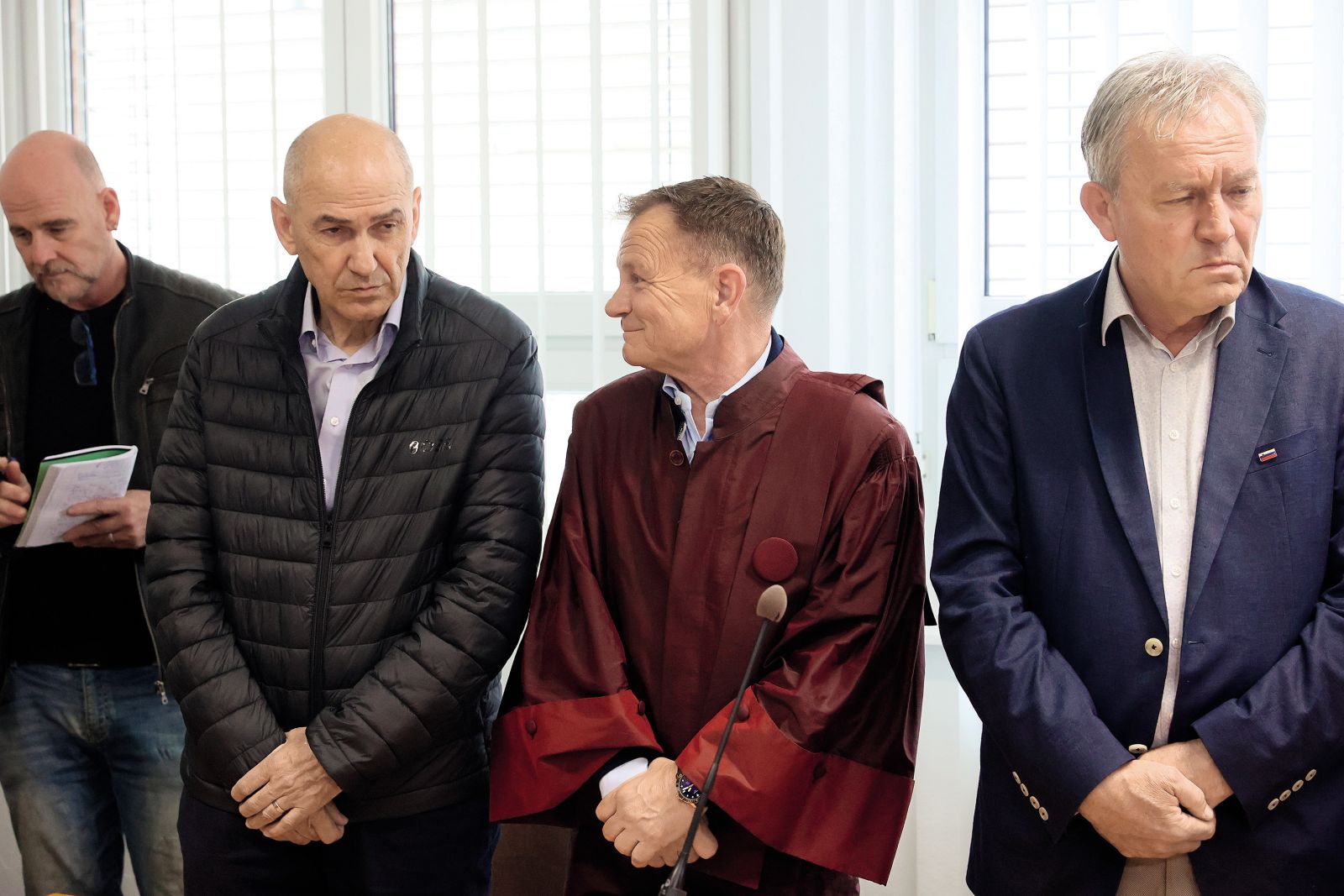 Janez Janša z zadovoljnim odvetnikom Francijem Matozom, ko sta izvedela, da so obtoženi v zadevi Trenta oproščeni. 