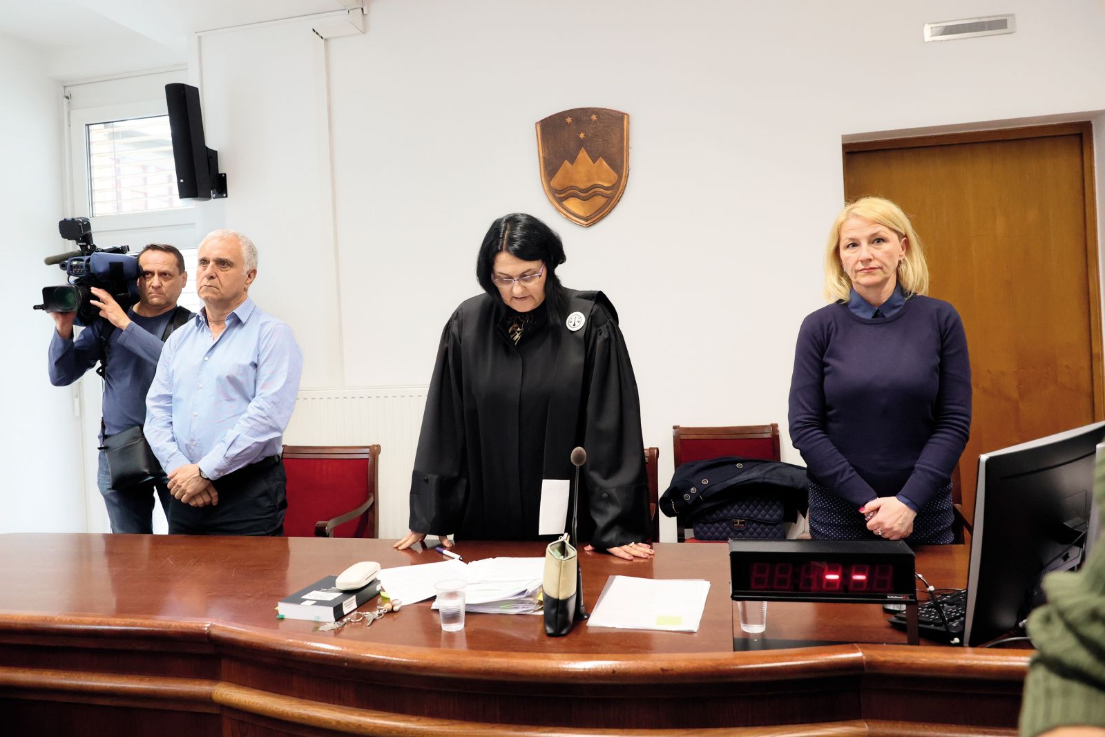 Predsednica senata Cvetka Posilovič s sodnikoma porotnikoma med razglasitvijo sodbe 