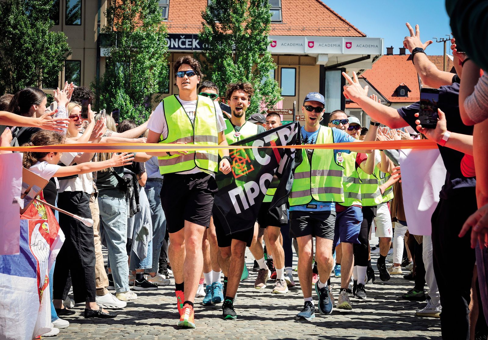 Srbske študentke in študenti, tekačice in tekači, ki so na poti v Bruselj, ob prihodu v Maribor | Marko Pigac