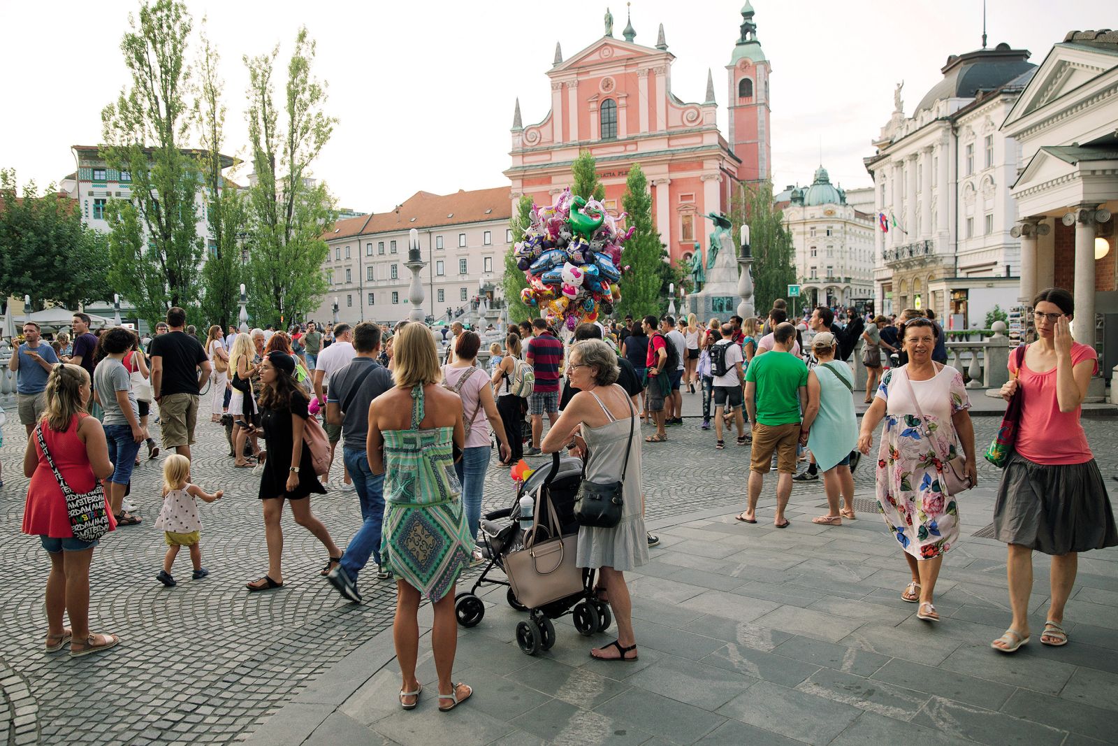 Poletni turistični vrvež v stari Ljubljani