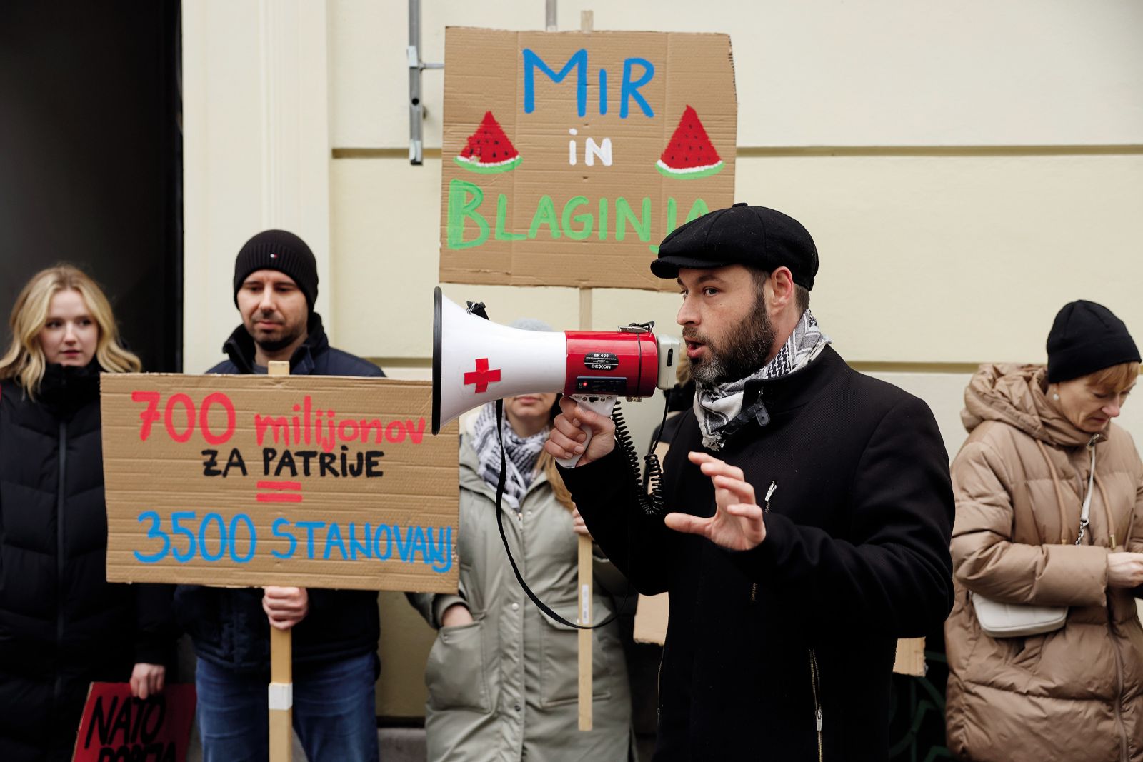 Miha Kordiš, odpadnik iz stranke Levica in ustanovitelj stranke Mi, socialisti, na demonstracijah proti oboroževanju in za mir