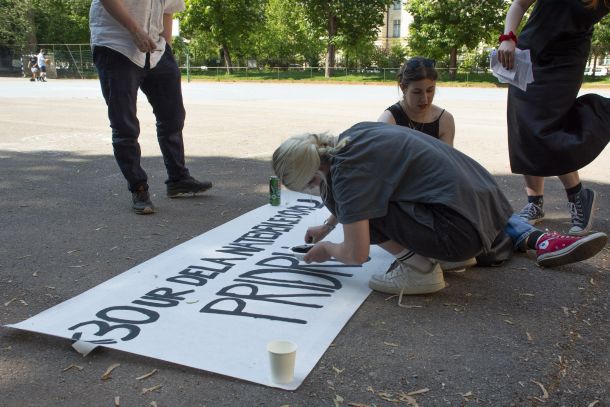 Ustvarjanje transparentov na študentskem pikniku v parku Tabor v Ljubljani