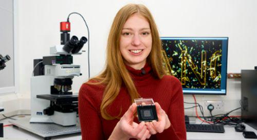 Teja Potočnik je s sodelavci v okviru zagonskega podjetja Nanomation, ki ga je ustanovila med doktorskim študijem na Univerzi Cambridge, razvila avtomatizirano programsko platformo, ki povečuje natančnost pri izdelavi polprevodniških čipov na osnovi nanomaterialov