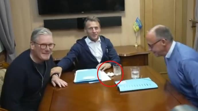 Posnetek zaslona viralnega videa, s katerim so zlobni jeziki ponagajali francoskemu predsedniku 