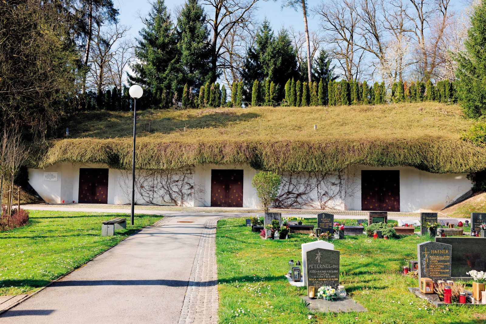 Kostnica v Lipici, kjer so začasno shranjeni posmrtni ostanki iz povojnega grobišča Jama pod Macesnovo gorico 