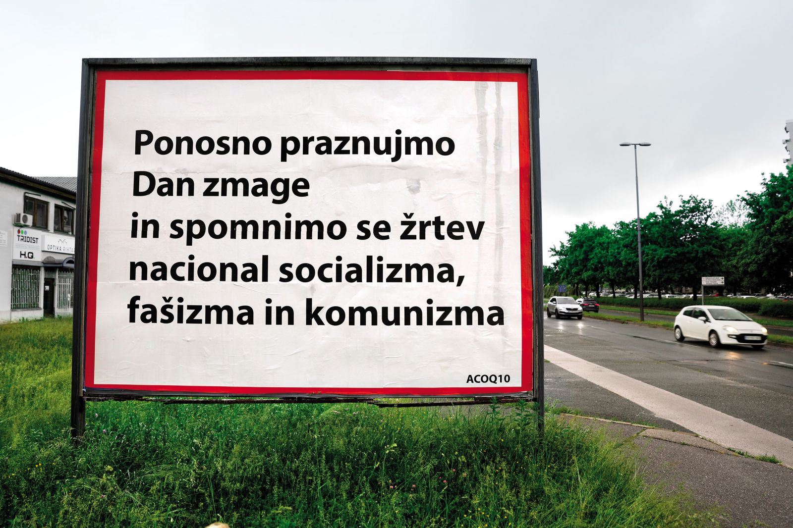 Beli plakati, katerih naročnik je (sam pravi, da v imeni pokojnega znanca) podjetnik Aleš Štrancar, že več mesecev spodbujajo domovinsko zavest. Na enem izmed njih je tudi napis o žrtvah nacionalsocializma, fašizma in komunizma. Janševa vlada je sicer uvedla nacionalni dan spomina na žrtve komunističnega nasilja, ki pa ga je sedanja vlada ukinila. Tovrstni plakati so oblika desničarske propagande.