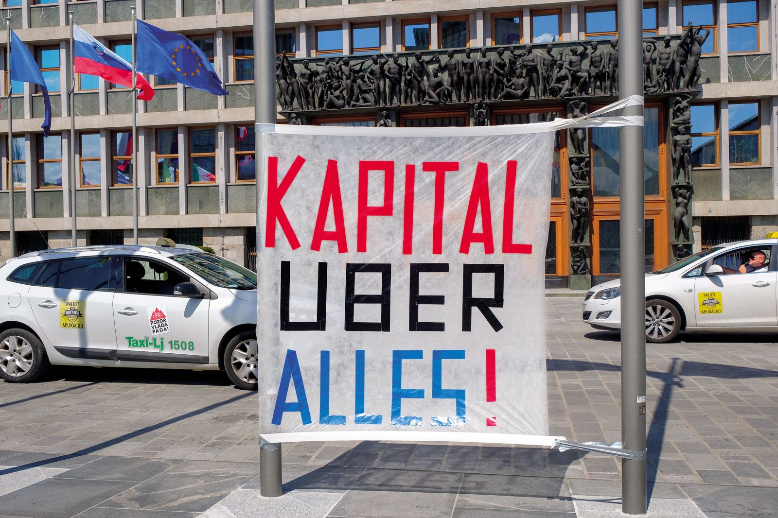 Protest taksistov in sindikata Mladi plus pred državnim zborom leta 2021, ko so sprejemali novelo zakona o prevozih v cestnem prometu, ki je bila Uberju pisana na kožo.