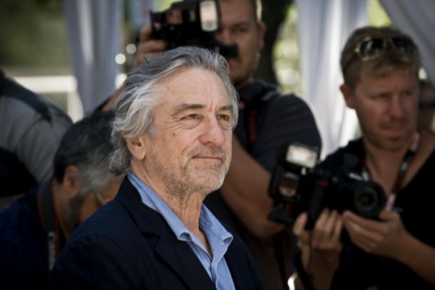 Ameriški igralec De Niro je bil častni gost torkove otvoritvene slovesnosti, na kateri je od igralskega kolega in občasnega soigralca Leonarda DiCapria prejel častno zlato palmo za svoj prispevek h kinematografiji