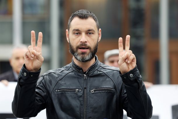 Miha Kordiš, nekdanji poslanec Levice, bo v prvi akciji svoje nove stranke pričel zbirati podpise za referendum o demilitarizaciji 