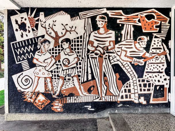 Stenska slika Maksa Kavčiča v tehniki sgraffito na Osnovni šoli Mihe Pintarja Toleda v Velenju iz leta 1959 (površina slike je poškodovana, delo pa slabo ohranjeno)