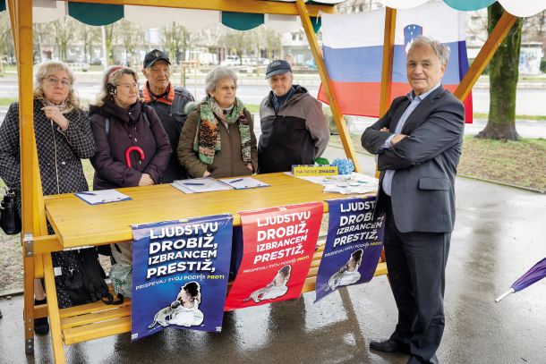 Zaskrbljeni občani in občanke, volivci in volivke, za dodatek pa še nekdanji minister Aleš Hojs med zbiranjem podpisov za referendum 