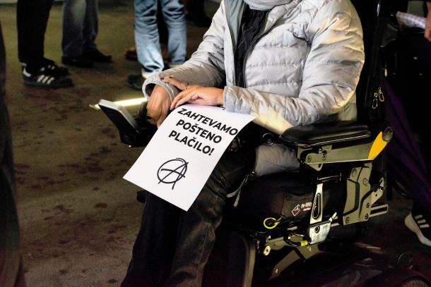 Protest osebnih asistentk in asistentov za višje plače 