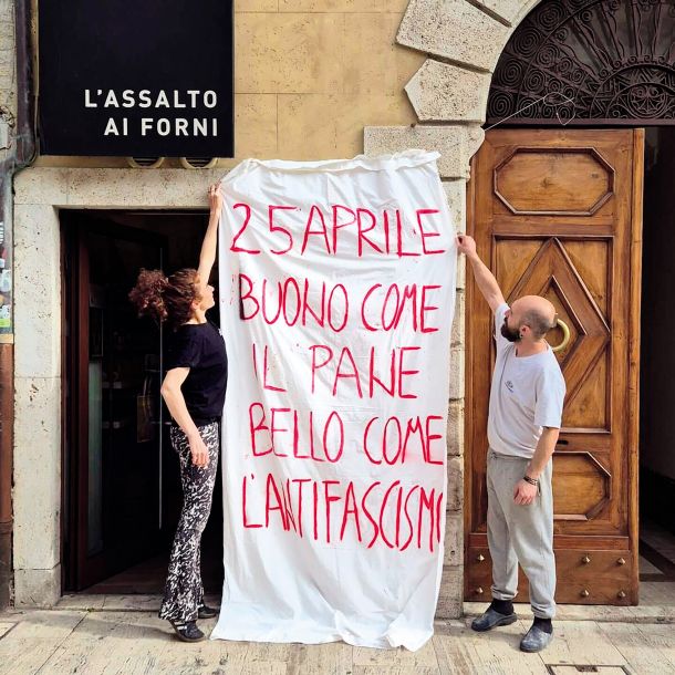 V Italiji, v mestu Ascoli Piceno, je Lorenza Roiati, lastnica pekarne, izobesila napis »25. april – dober kot kruh, lep kot antifašizem«. Zaradi antifašistične geste jo je obiskala policija, začela pa je prejemati tudi grožnje. Tisti dan je v Italiji državni praznik, v spomin na osvoboditev izpod fašistov in nacistov.