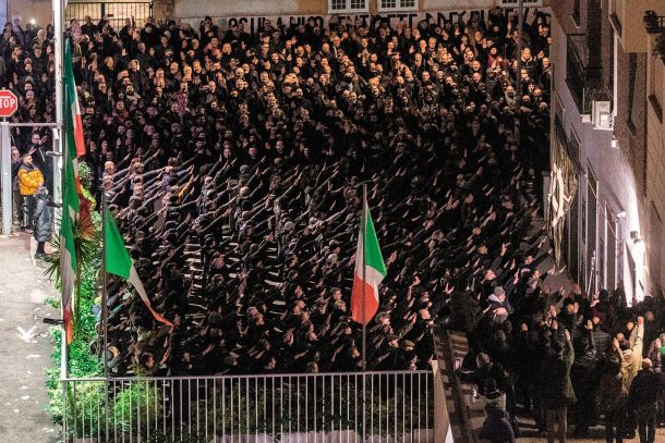 Fašistični pozdrav množice v Rimu ob obletnici napada na mlade neofašiste januarja 2025. Fašistični pozdrav je v Italiji načeloma kazniv, razen v primerih, če gre za pozdrav na komemoracijah in spominskih slovesnostih. 