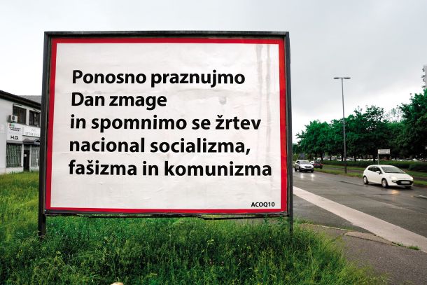 Beli plakati, katerih naročnik je (sam pravi, da v imeni pokojnega znanca) podjetnik Aleš Štrancar, že več mesecev spodbujajo domovinsko zavest. Na enem izmed njih je tudi napis o žrtvah nacionalsocializma, fašizma in komunizma. Janševa vlada je sicer uvedla nacionalni dan spomina na žrtve komunističnega nasilja, ki pa ga je sedanja vlada ukinila. Tovrstni plakati so oblika desničarske propagande. 
