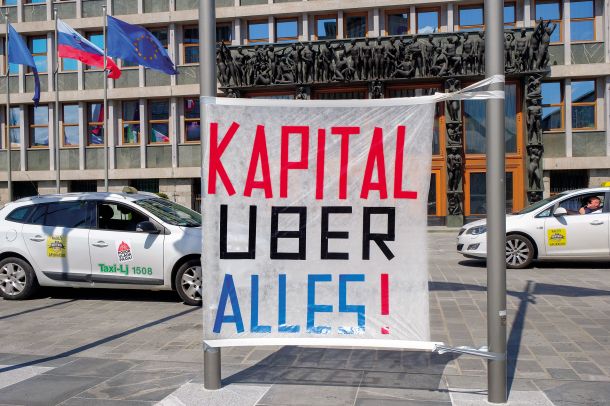 Protest taksistov in sindikata Mladi plus pred državnim zborom leta 2021, ko so sprejemali novelo zakona o prevozih v cestnem prometu, ki je bila Uberju pisana na kožo. 
