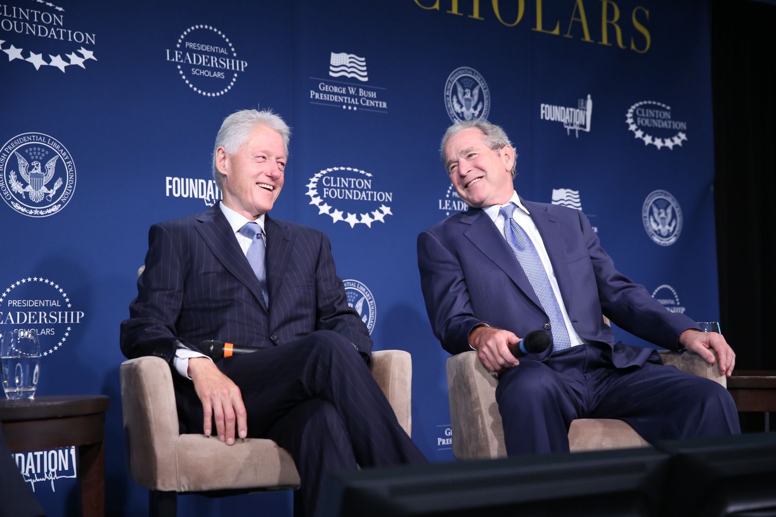 Biden letalonosilki poimenoval Clinton in Bush