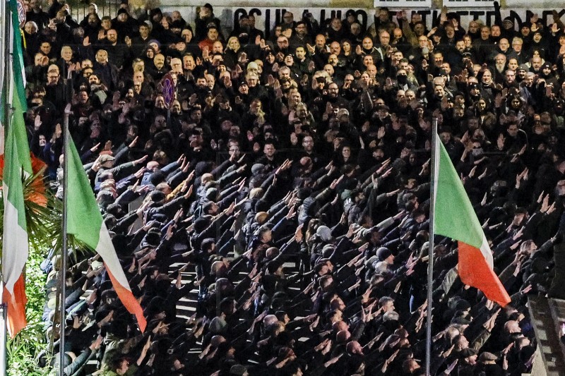 Več kot tisoč ljudi dvignilo desnico v fašistični pozdrav