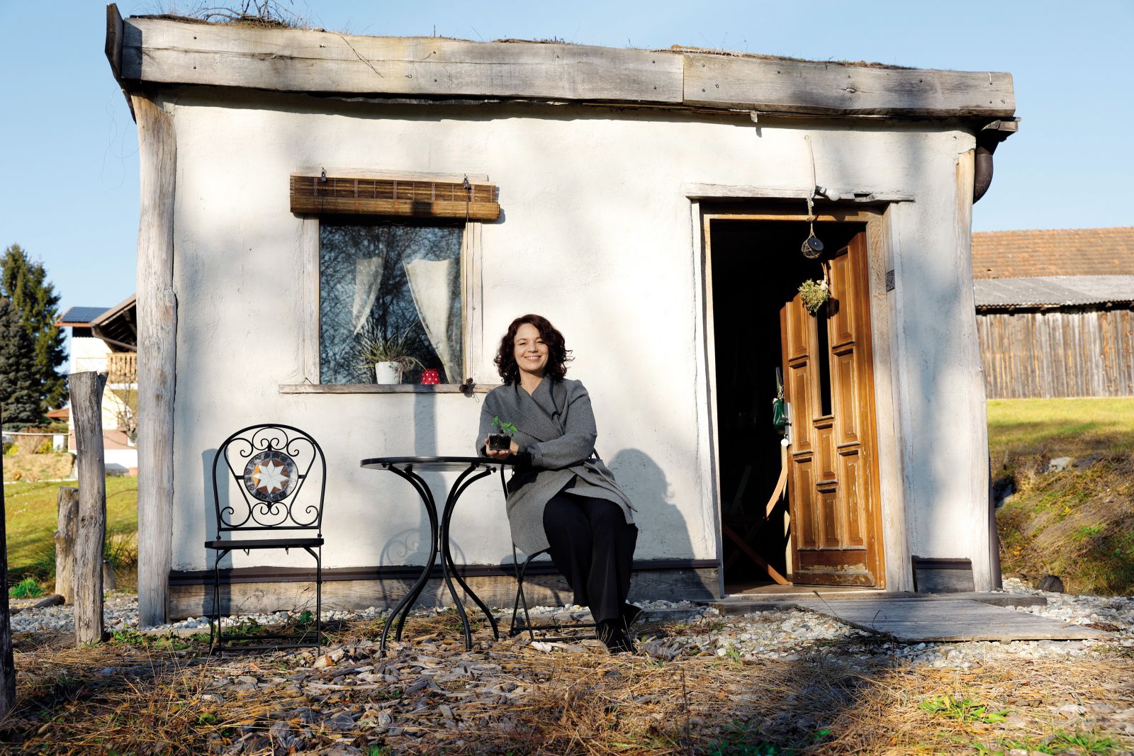 Tanja Bagar pred »konopljino hiško« na goričkem, ki je bila zgrajena v sklopu projekta gorički ole, v katerem je inštitut Icanna postavil tudi prvo oljno klet iz konopljinega betona.