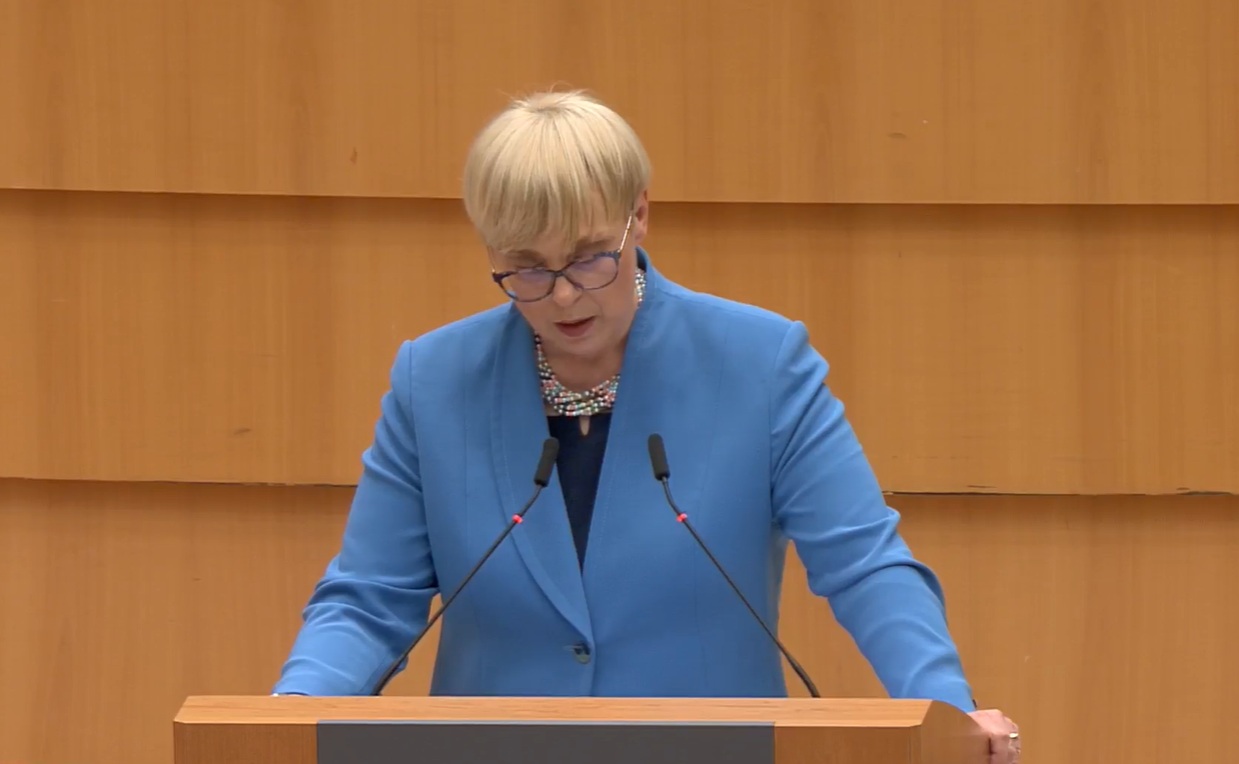 »Gledamo genocid in smo tiho« /  Nataša Pirc Musar v Evropskem parlamentu požela stoječe ovacije