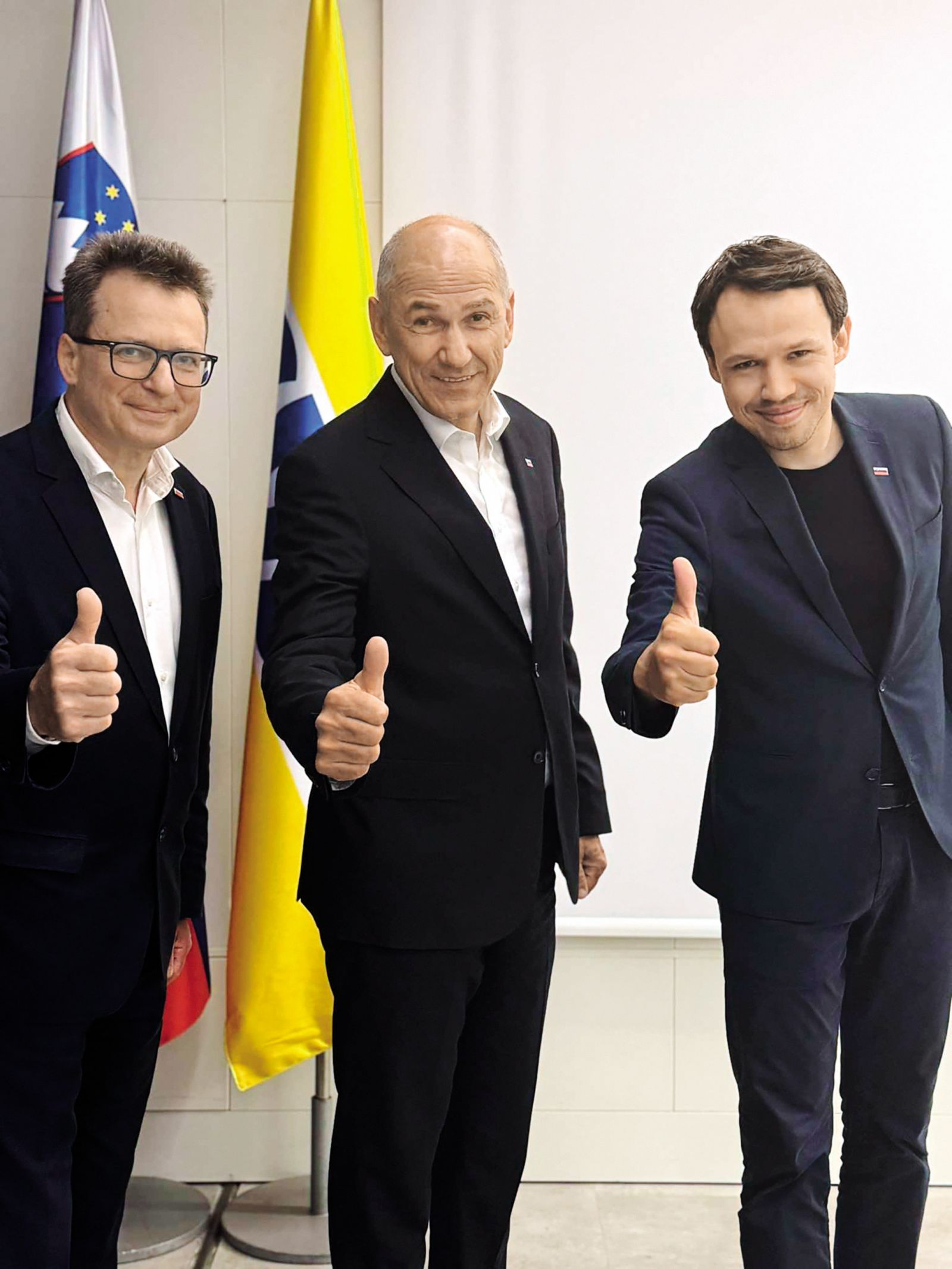 Trije ljubitelji kulture in poznavalci umetnosti in njenega pomena: veliki agitator Zvone Černač, poveljnik in pobudnik referenduma Janez Janša ter mladi perspektivni kader, ljubitelj Prešernovega epa Krst pri Savici (predvsem uvoda vanj) Andrej Hoivik. Fotografija je nastala po razglasitvi rezultatov referenduma.