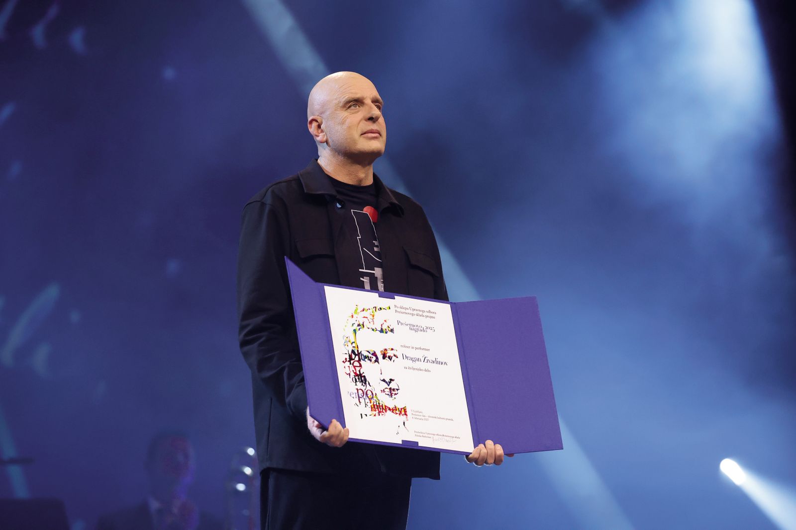 Letos je veliko Prešernovo nagrado dobil tudi režiser, performer kozmonavt Dragan Živadinov, soustanovitelj gibanja NSK. Njegova pokojnina je 669 evrov. Če bi bil zakon sprejet, bi bila višja, podeljevanje dodatkov pa jasnejše. Zdaj bo moral čakati na odločitev ministrstva in vlade, ki bodo na podlagi zakona iz leta 1974 o tem odločali ali pa ne bodo.