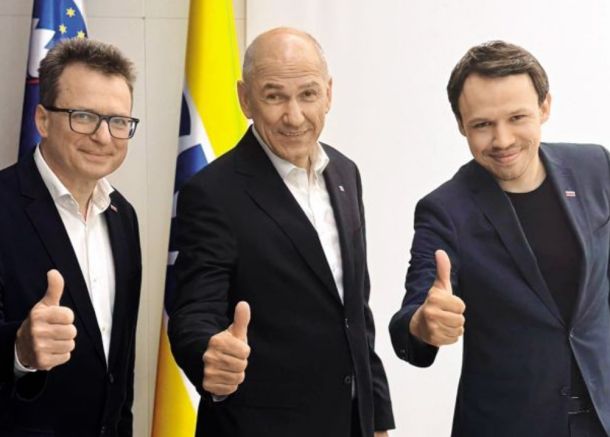Trije ljubitelji kulture in poznavalci umetnosti in njenega pomena: veliki agitator Zvone Černač, poveljnik in pobudnik referenduma Janez Janša ter mladi perspektivni kader, ljubitelj Prešernovega epa Krst pri Savici (predvsem uvoda vanj) Andrej Hoivik. Fotografija je nastala po razglasitvi rezultatov referenduma.