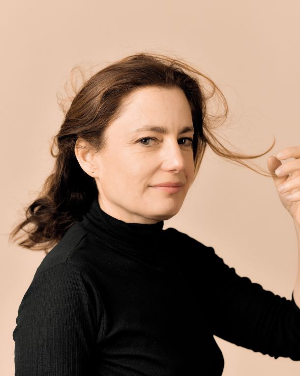 Colombe Schneck je priznana francoska pisateljica, režiserka in novinarka, ki svoja literarna dela pogosto gradi z dogajanjem iz lastnega življenja.