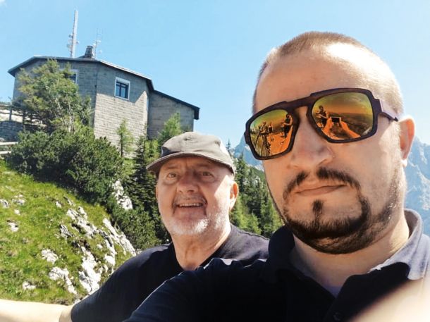 Zmago Jelinčič s Teodorjem Goznikarjem pred Hitlerjevo planinsko rezidenco Orlovo gnezdo na Bavarskem 