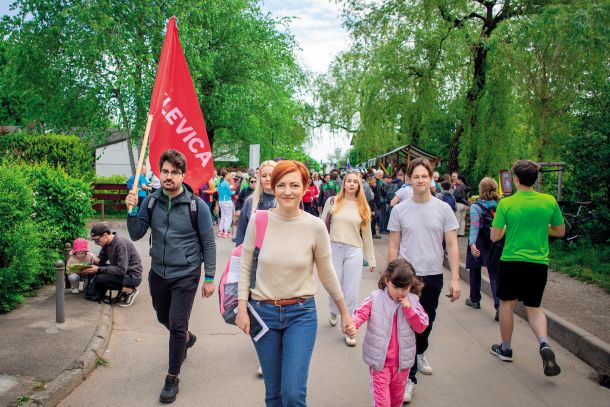 Proti Asti Vrečko, ministrici za kulturo, koordinatorici Levice, je bila v ponedeljek, dan po referendumski nedelji, vložena interpelacija. Iz Levice so sporočili, da ne razumejo, zakaj pri SDS niso vložili nove interpelacije sami, ne pa prek svojih satelitov, ministrica pa je dodala, da si ne želi kulturnega boja. (na fotografiji ministrica Asta Vrečko na pohodu ob žici v Ljubljani) 