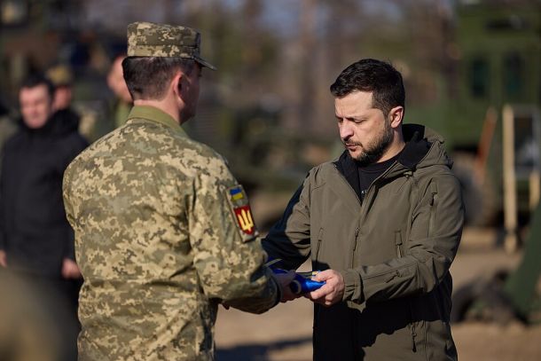 Evropa stopnjuje pritisk na Moskvo, naj pristane na premirje, medtem ko ukrajinski predsednik Volodimir Zelenski Kremelj obtožuje zavlačevanja v pogovorih, ki mu omogoča nadaljevanje ofenzive