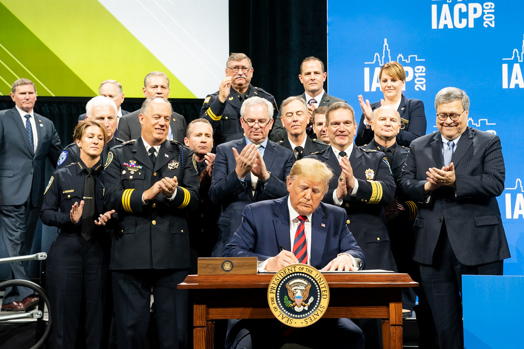 »Jutri ne bo šel v zapor« / Trump pomilostil koruptivnega šerifa, ki je sprejel podkupnino 