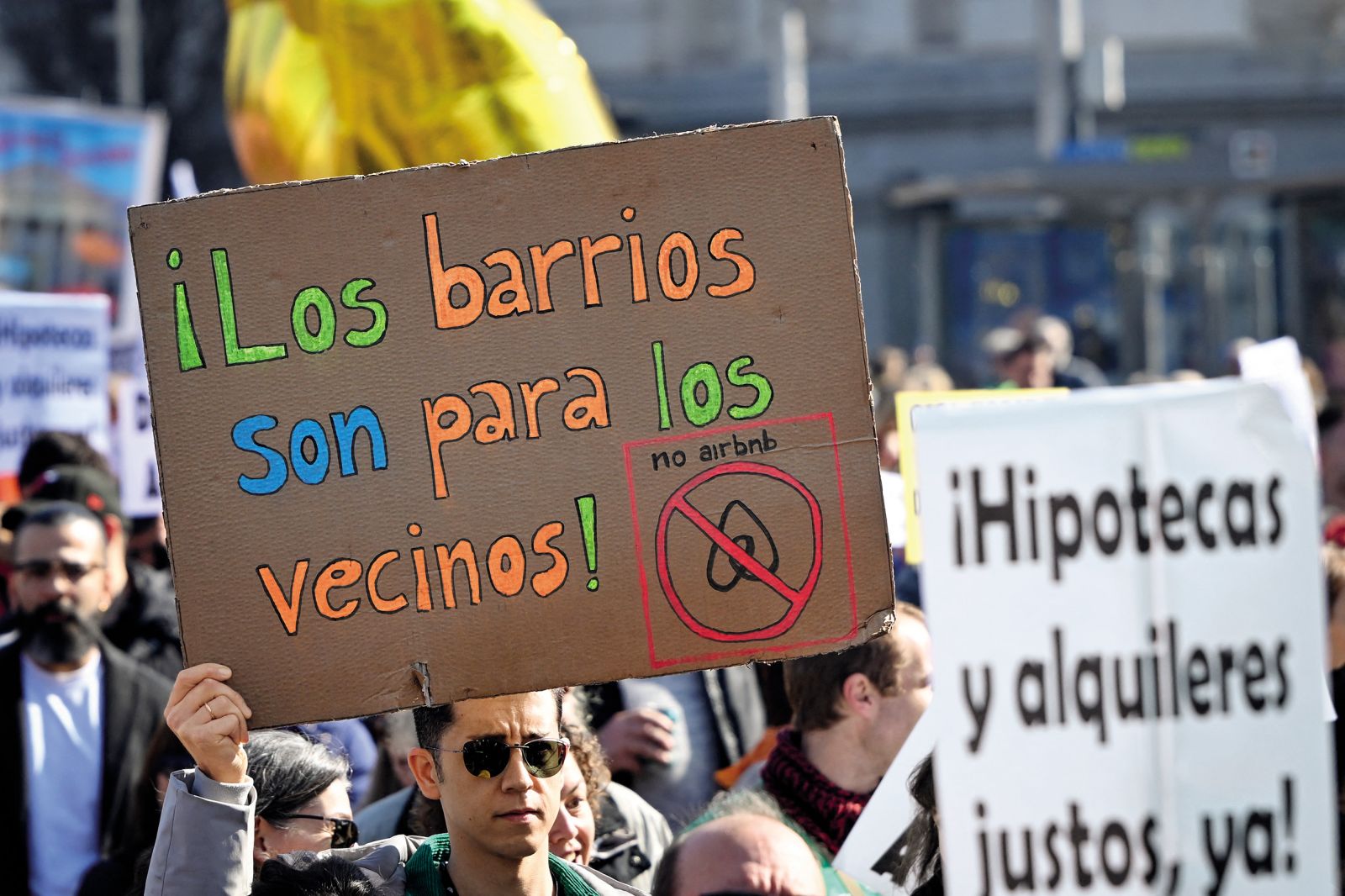 »Soseske so za sosede, brez Airbnb« – napis na transparentu med demonstracijami v Madridu 