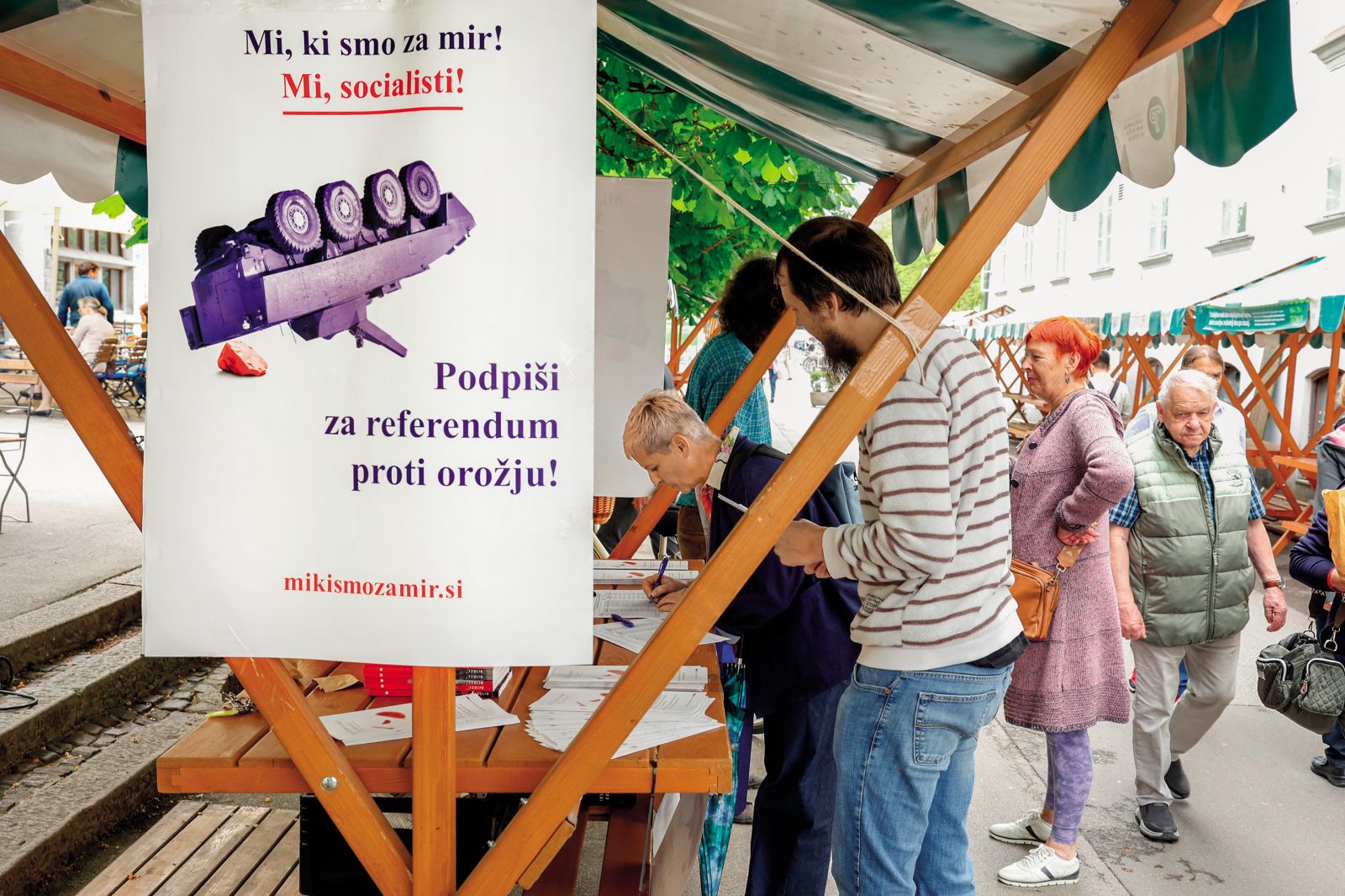 Stojnica za referendum proti orožju na ljubljanski tržnici | Borut Krajnc