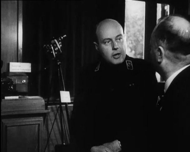 ilm spremlja vzpon in padec nizozemskega filmarja Jana Teunissena, se je kot vodja filmskega oddelka SS in nizozemske nacistične stranke v zgodovino zapisal kot „nizozemska Leni Riefenstahl“.